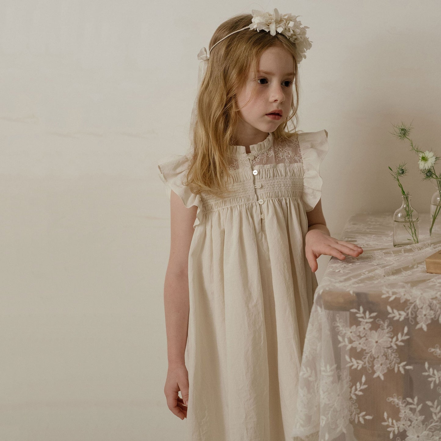 女童米白色蕾丝连衣裙