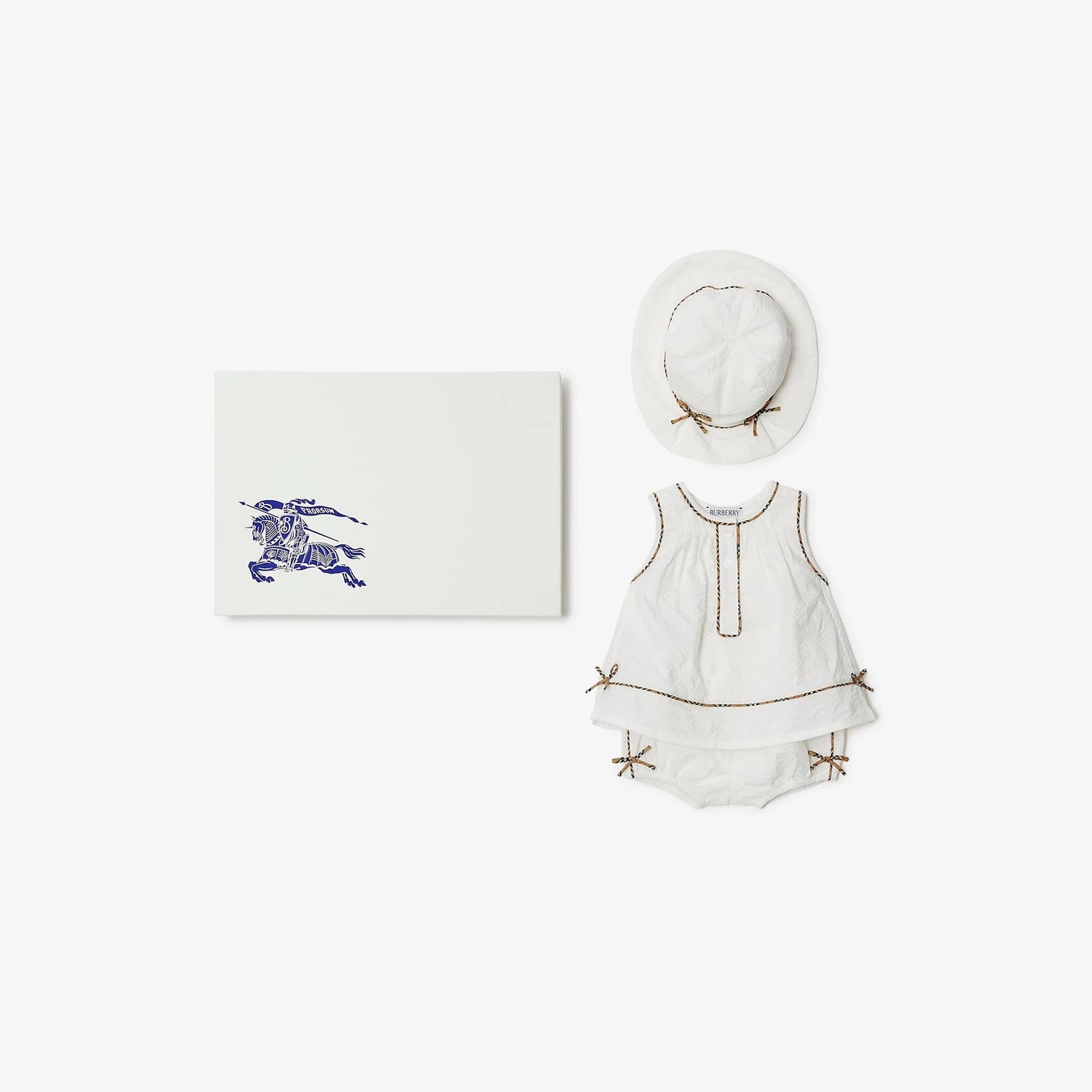 女婴白色棉套装