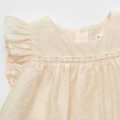 女婴浅桃色连衣裙