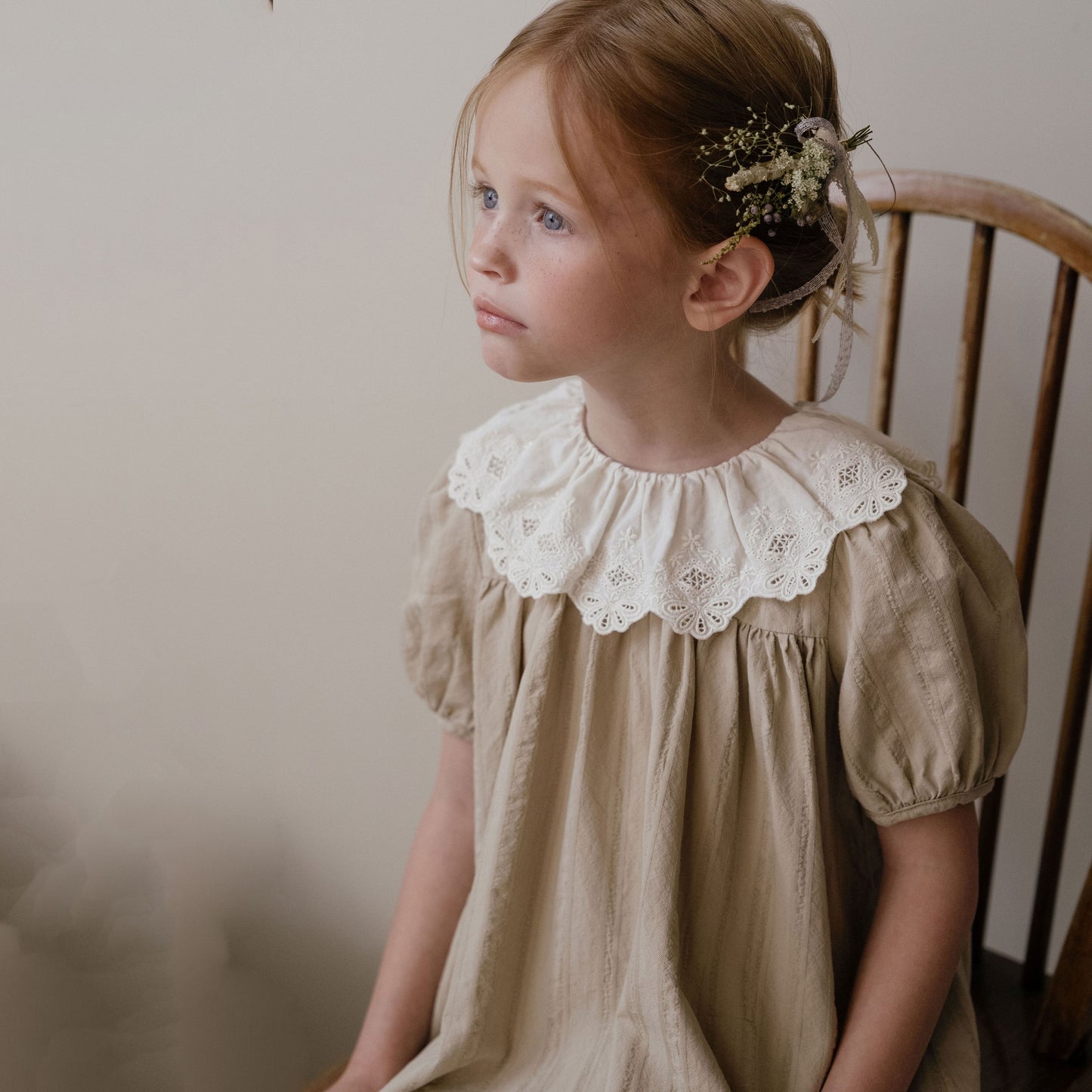 女童卡其色荷叶边棉连衣裙