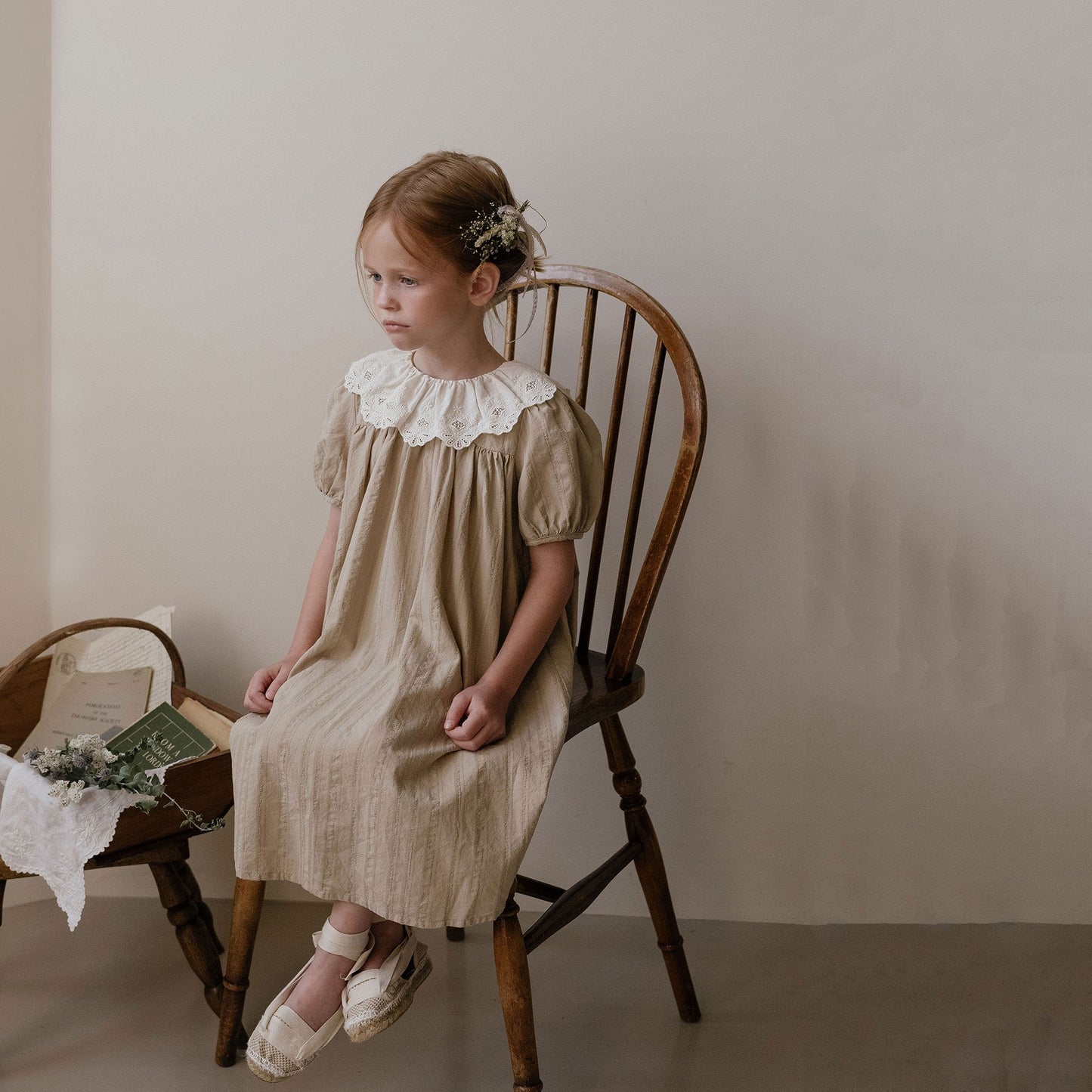 女童卡其色荷叶边棉连衣裙