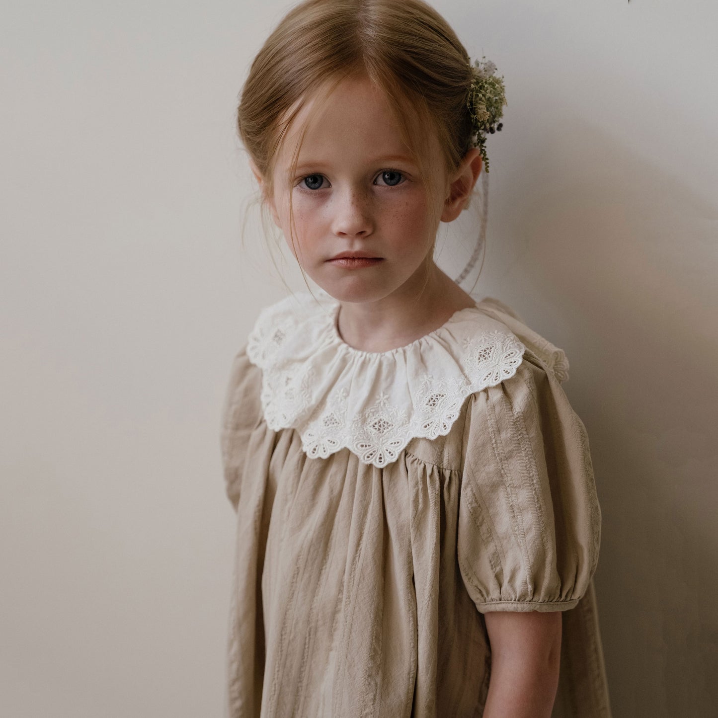 女童卡其色荷叶边棉连衣裙