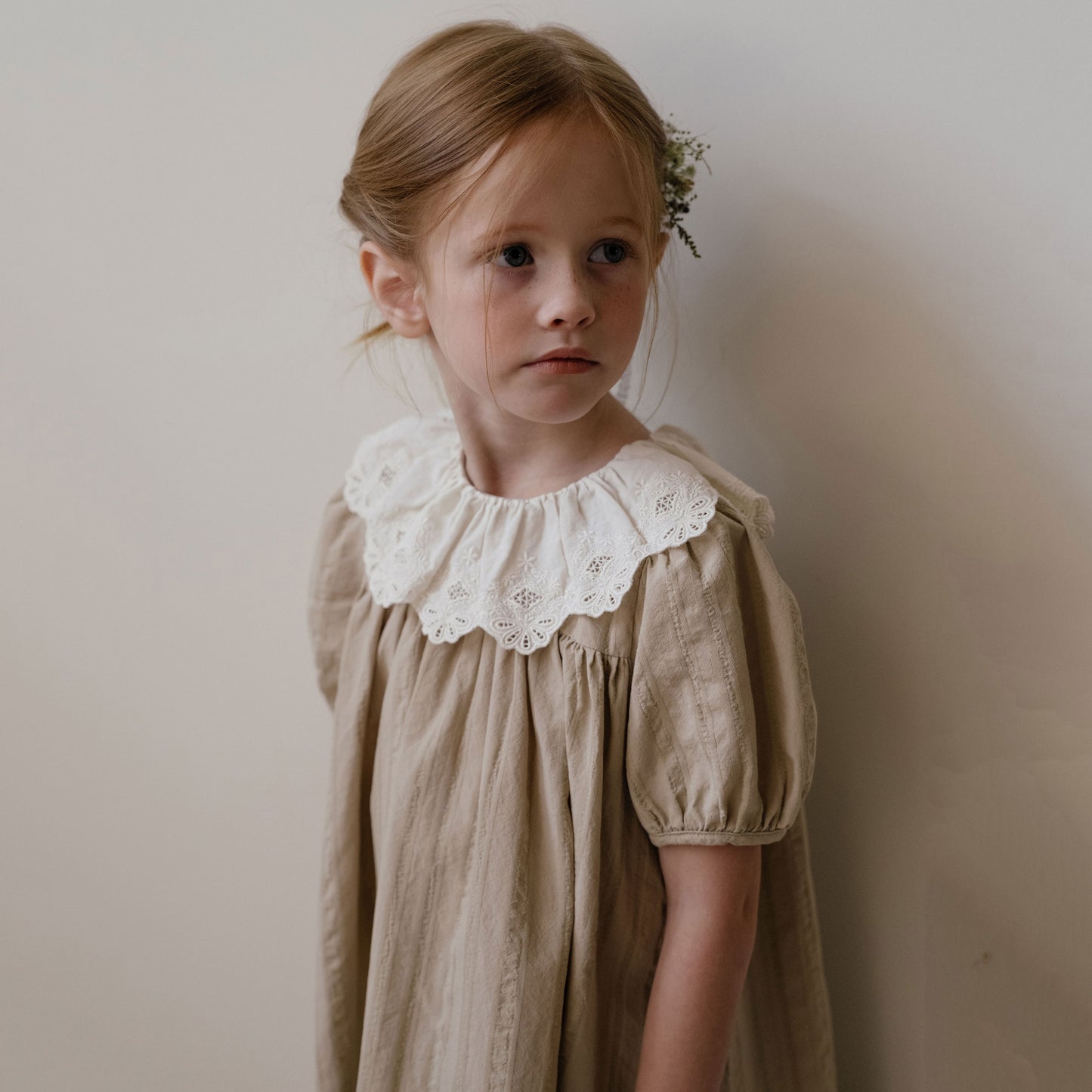 女童卡其色荷叶边棉连衣裙