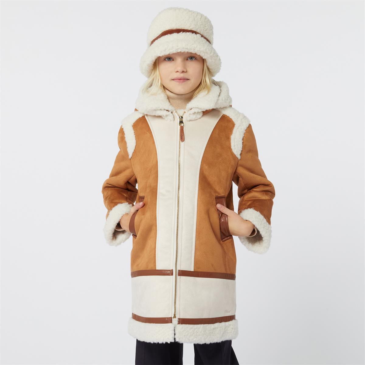女童棕色连帽外套