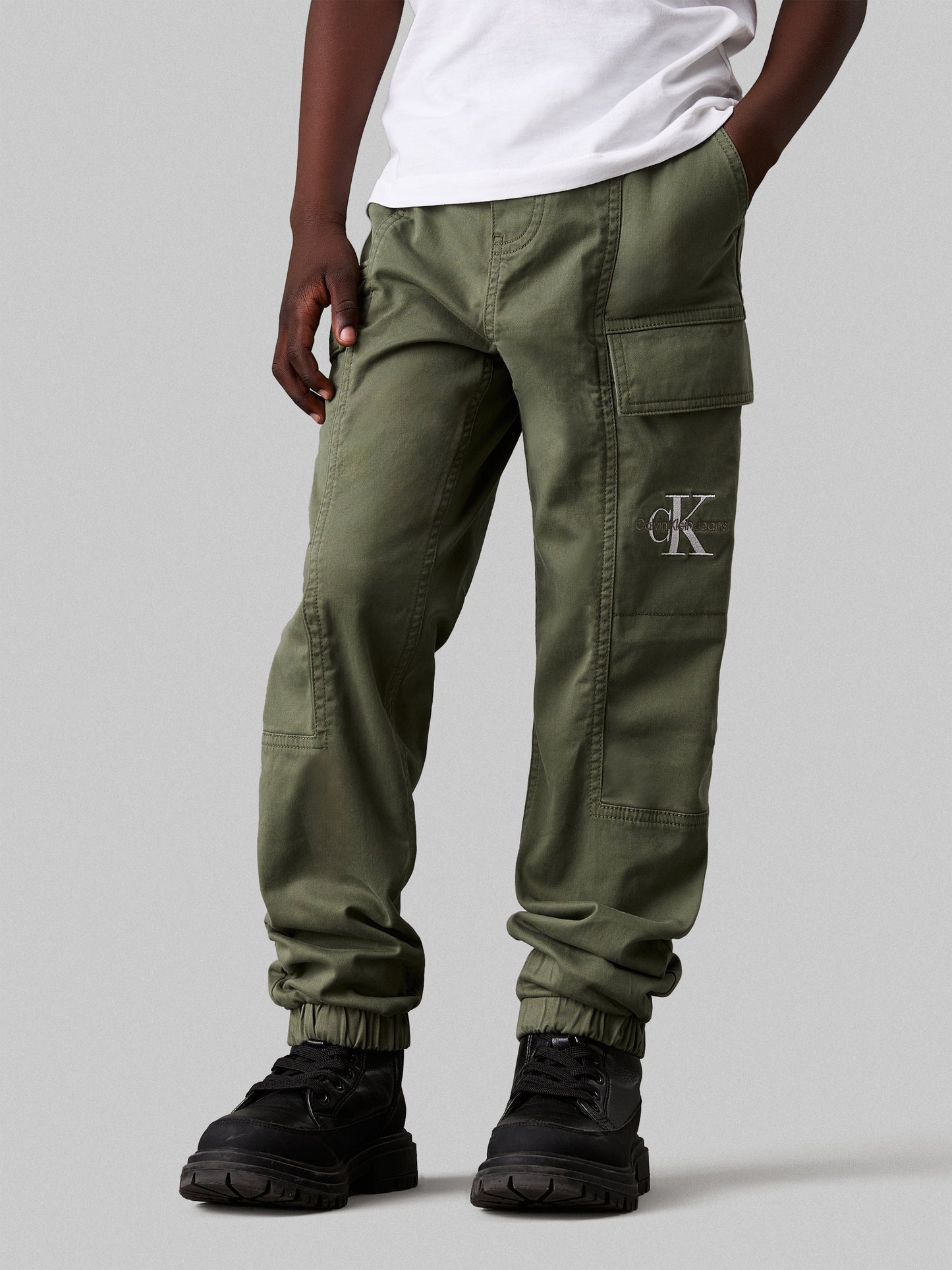 Boys Essential Cargo Trousers in Green