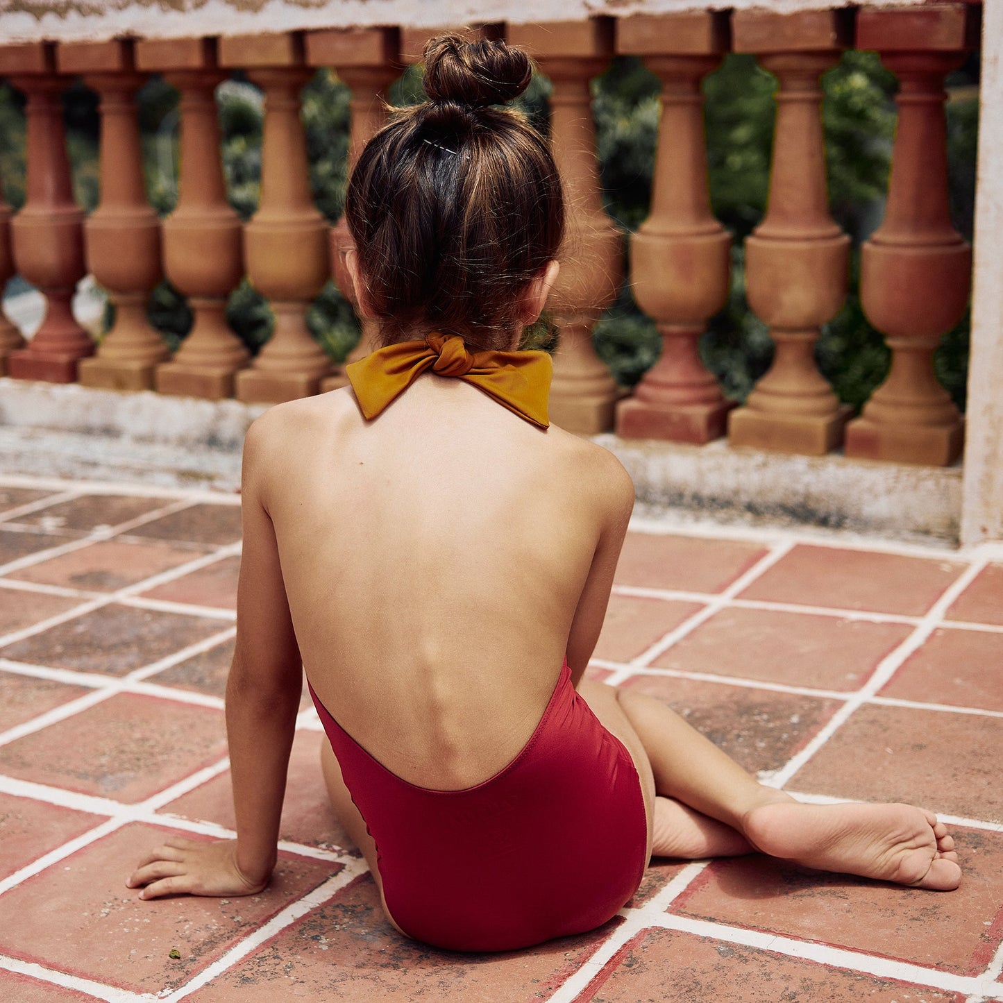 女童红色防晒泳衣(UPF50+)