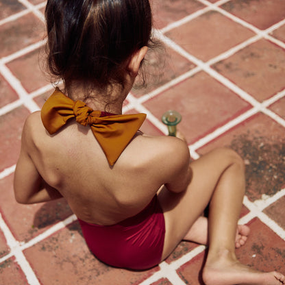 女童红色防晒泳衣(UPF50+)