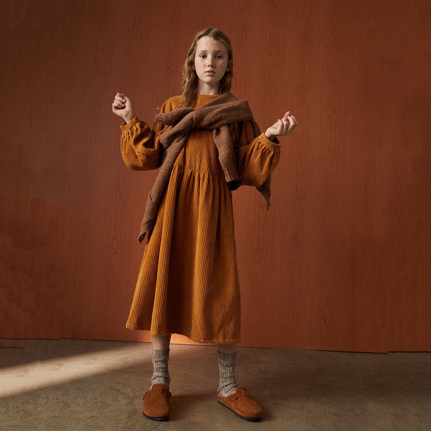 女童棕色灯芯绒连衣裙