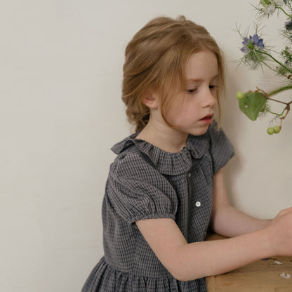 女童深灰色格子连衣裙