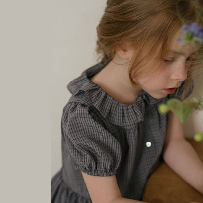 女童深灰色格子连衣裙