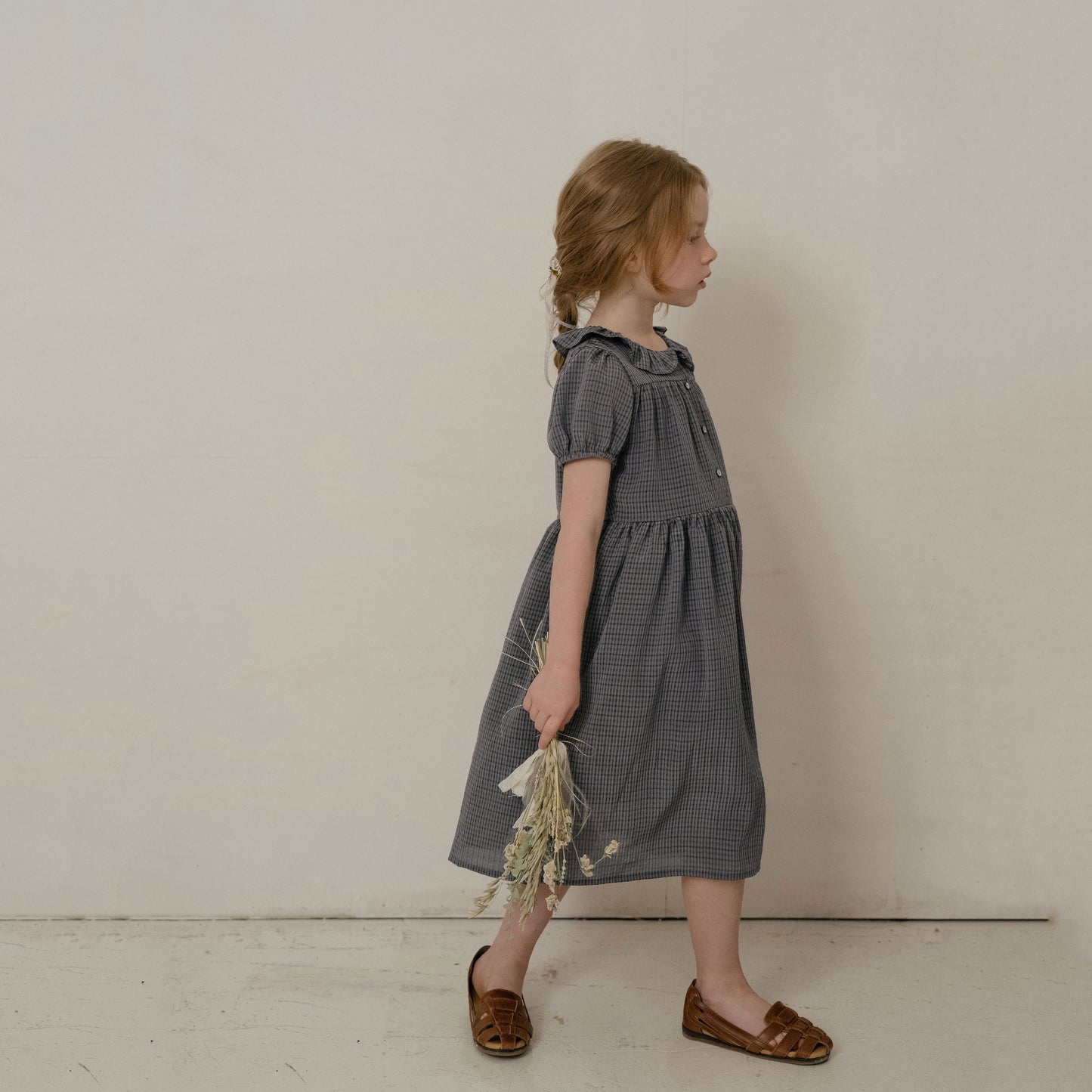 女童深灰色格子连衣裙