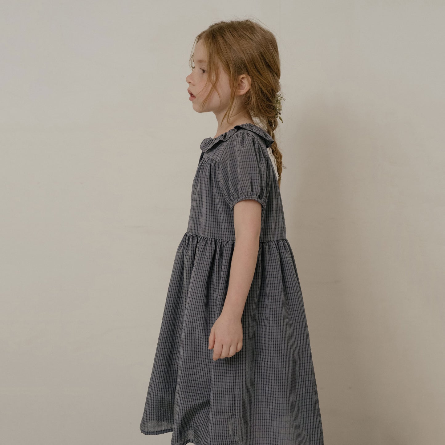女童深灰色格子连衣裙