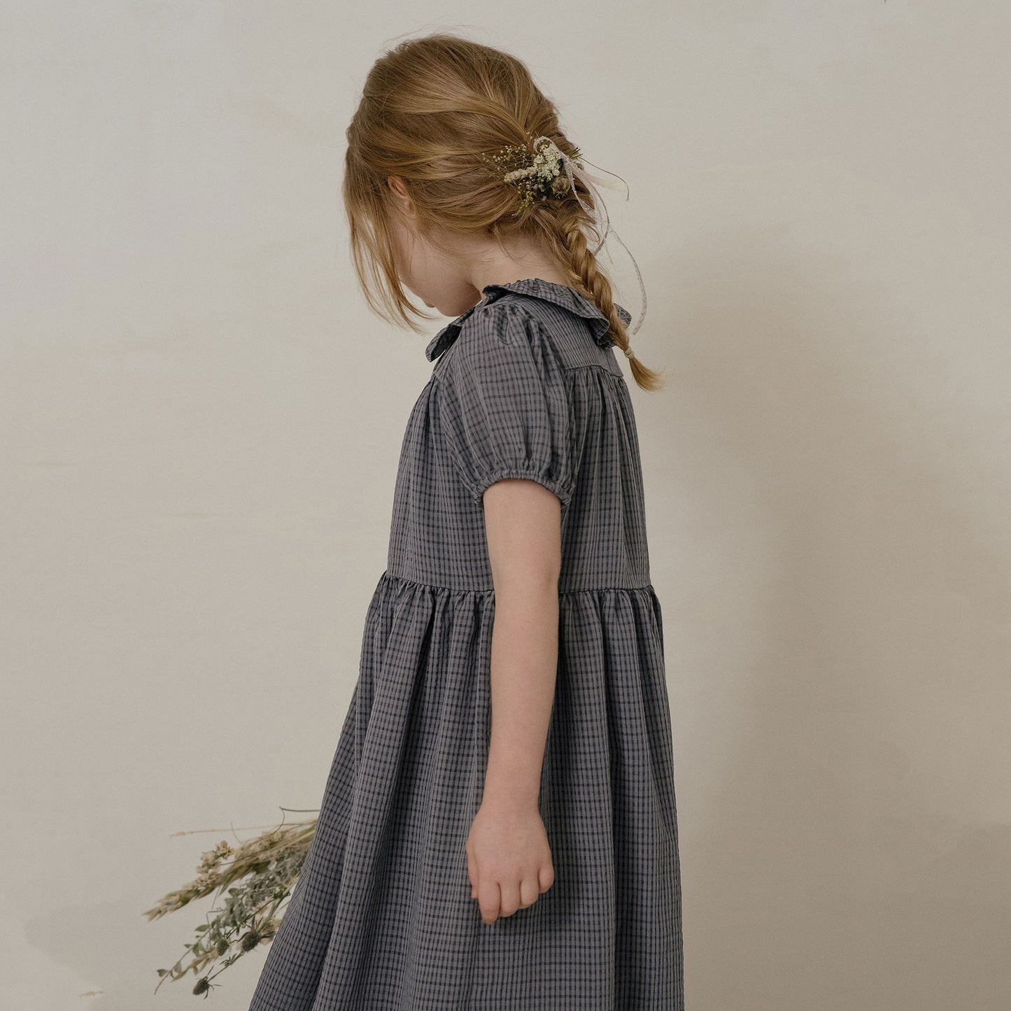 女童深灰色格子连衣裙