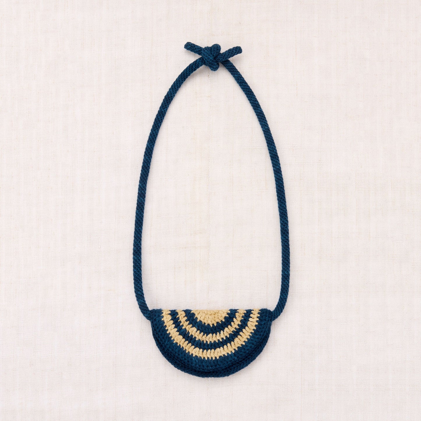 儿童藏青色钩织半月形腰包