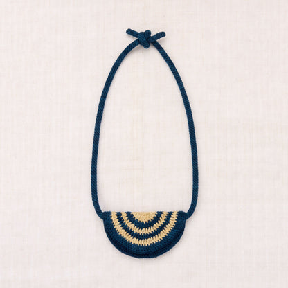 儿童藏青色钩织半月形腰包