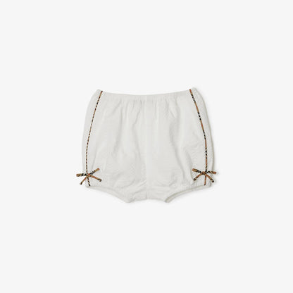 女婴白色棉套装