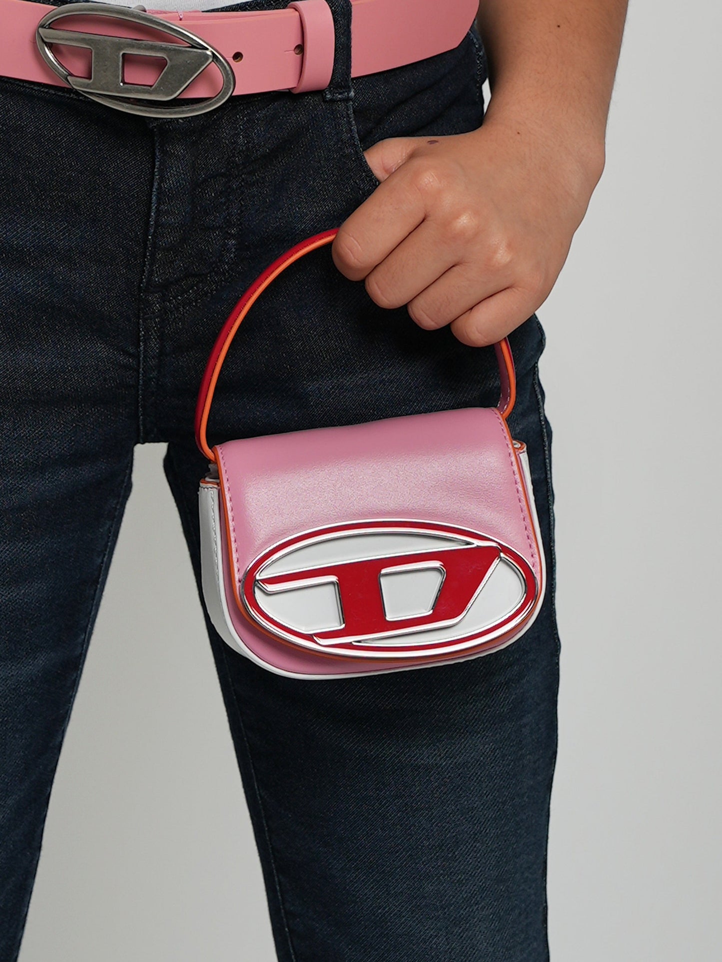 Diesel 女童皮革椭圆形 D 标志手提包 粉色（20 厘米）
