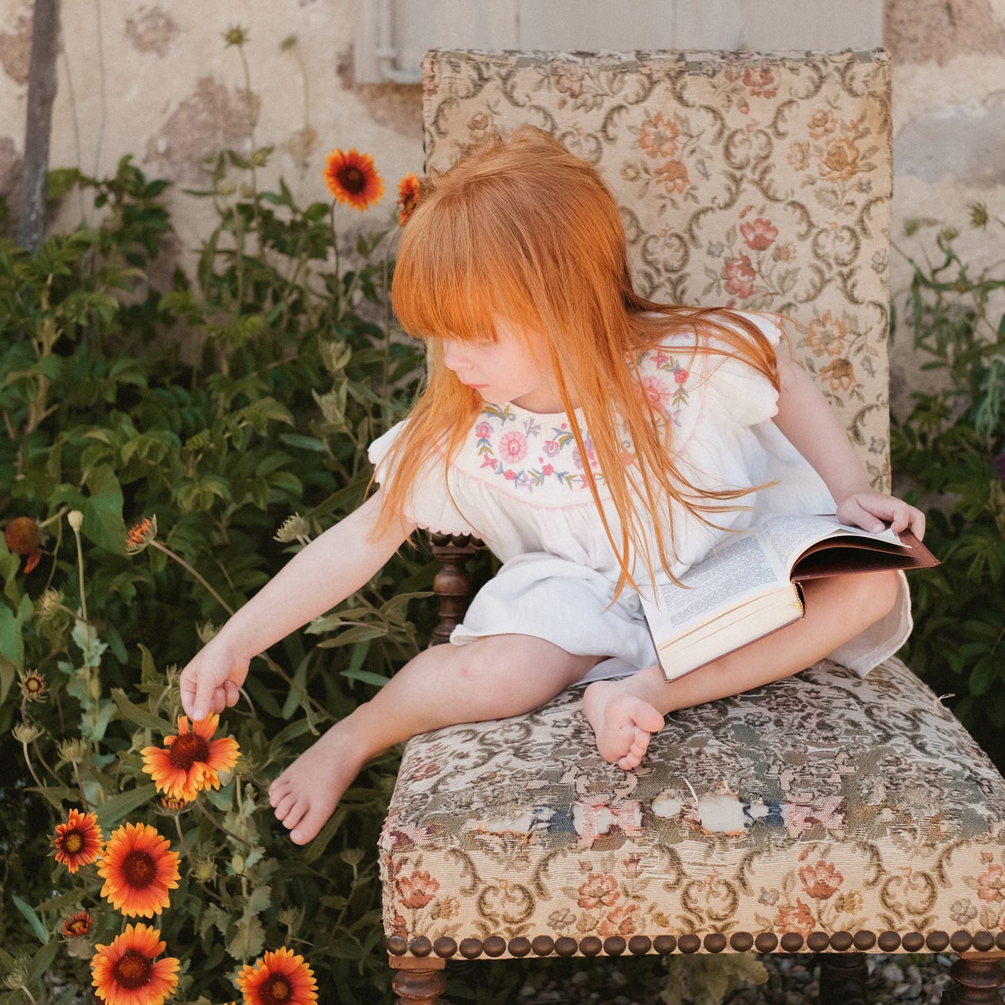 女童白色刺绣棉连衣裙