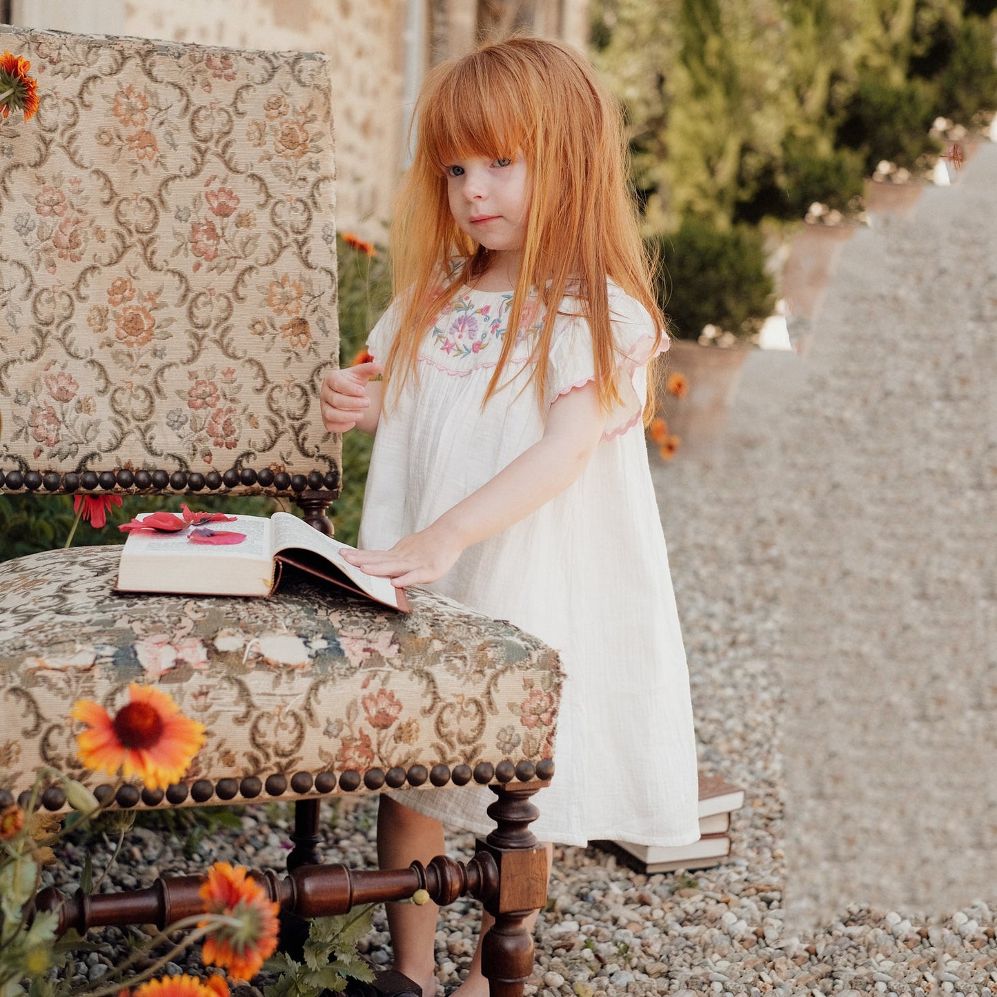 女童白色刺绣棉连衣裙