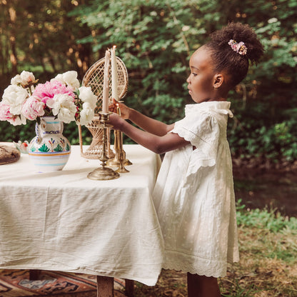 女童白色刺绣棉连衣裙