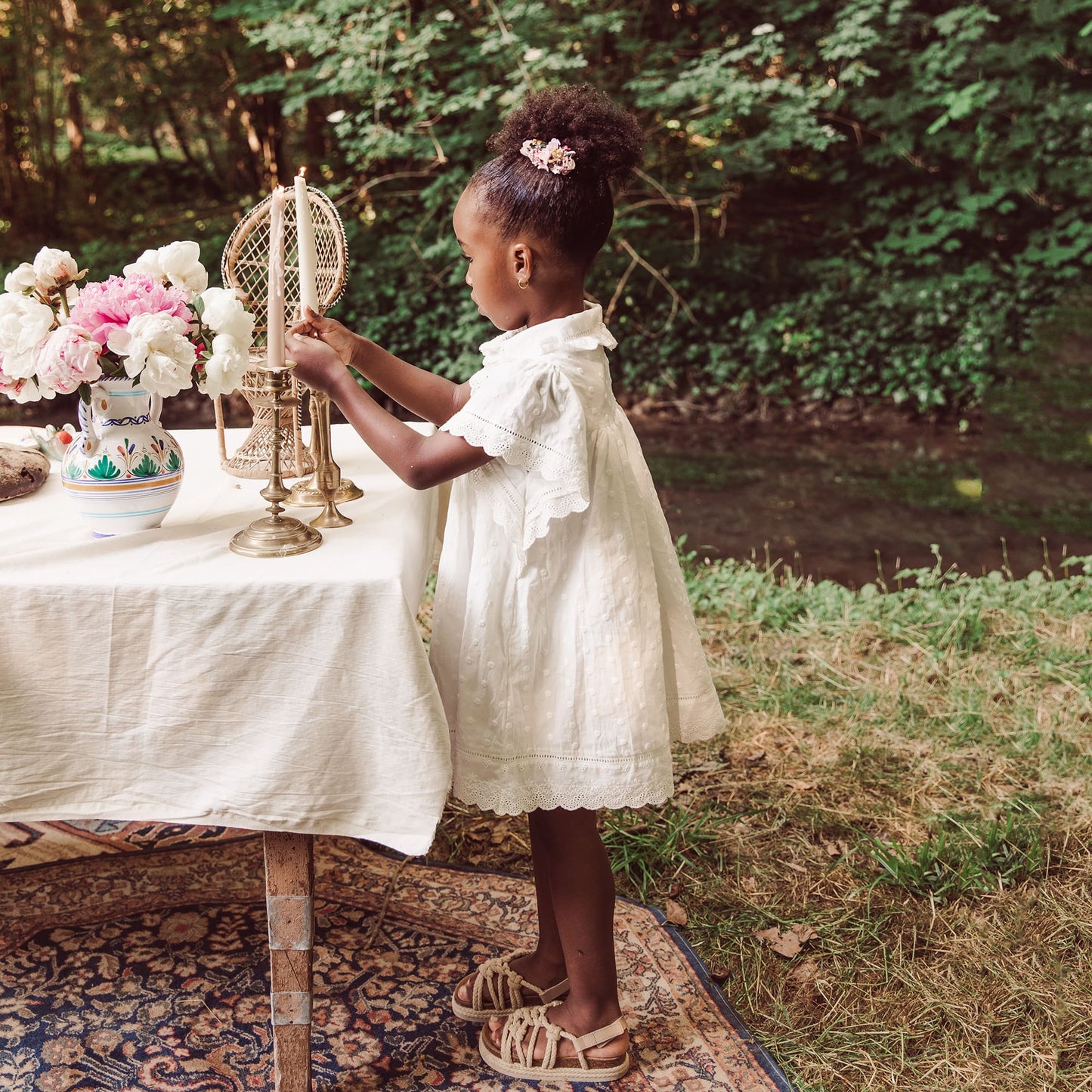 女童白色刺绣棉连衣裙