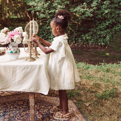 女童白色刺绣棉连衣裙