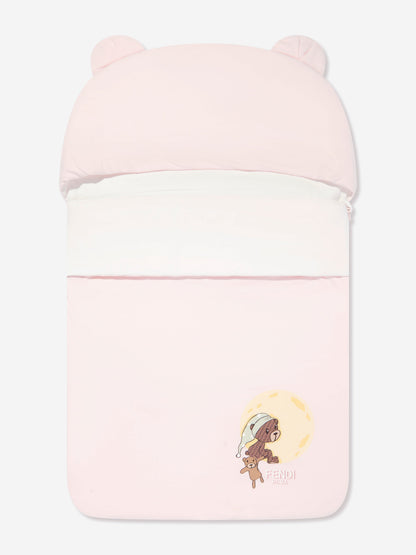 女婴粉红色泽西鸟巢