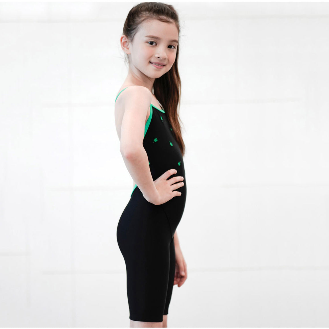 女童黑色刺绣五分专业泳衣