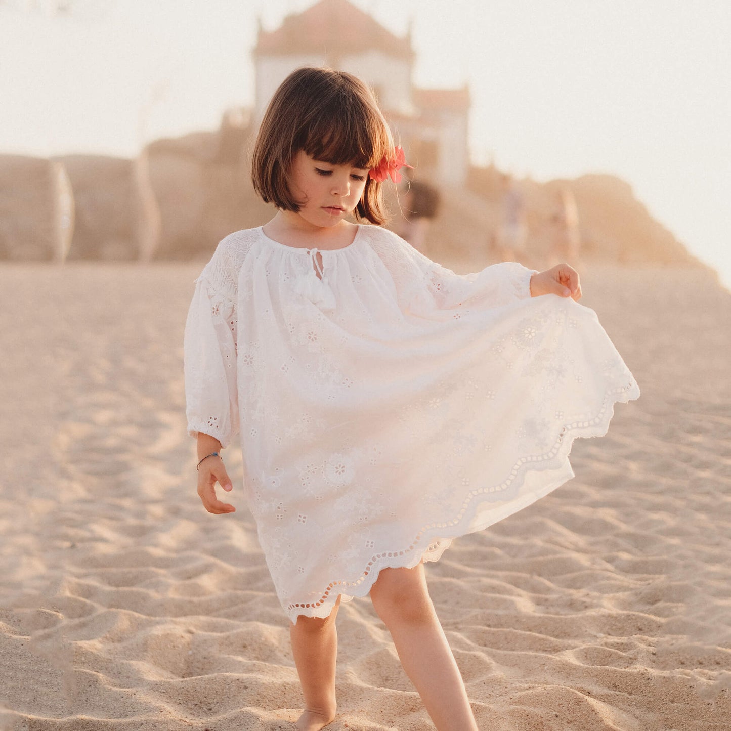 女童白色刺绣棉连衣裙