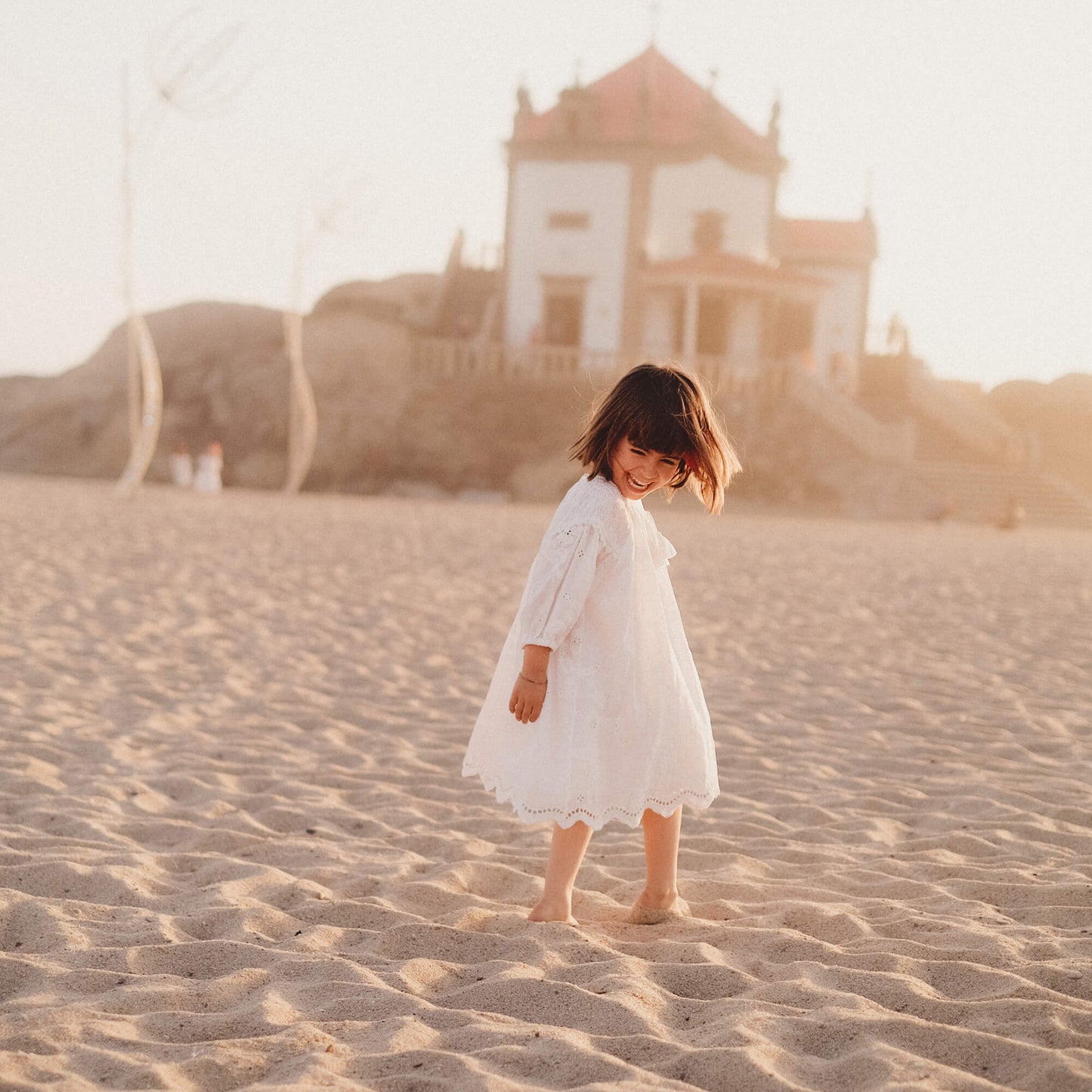 女童白色刺绣棉连衣裙