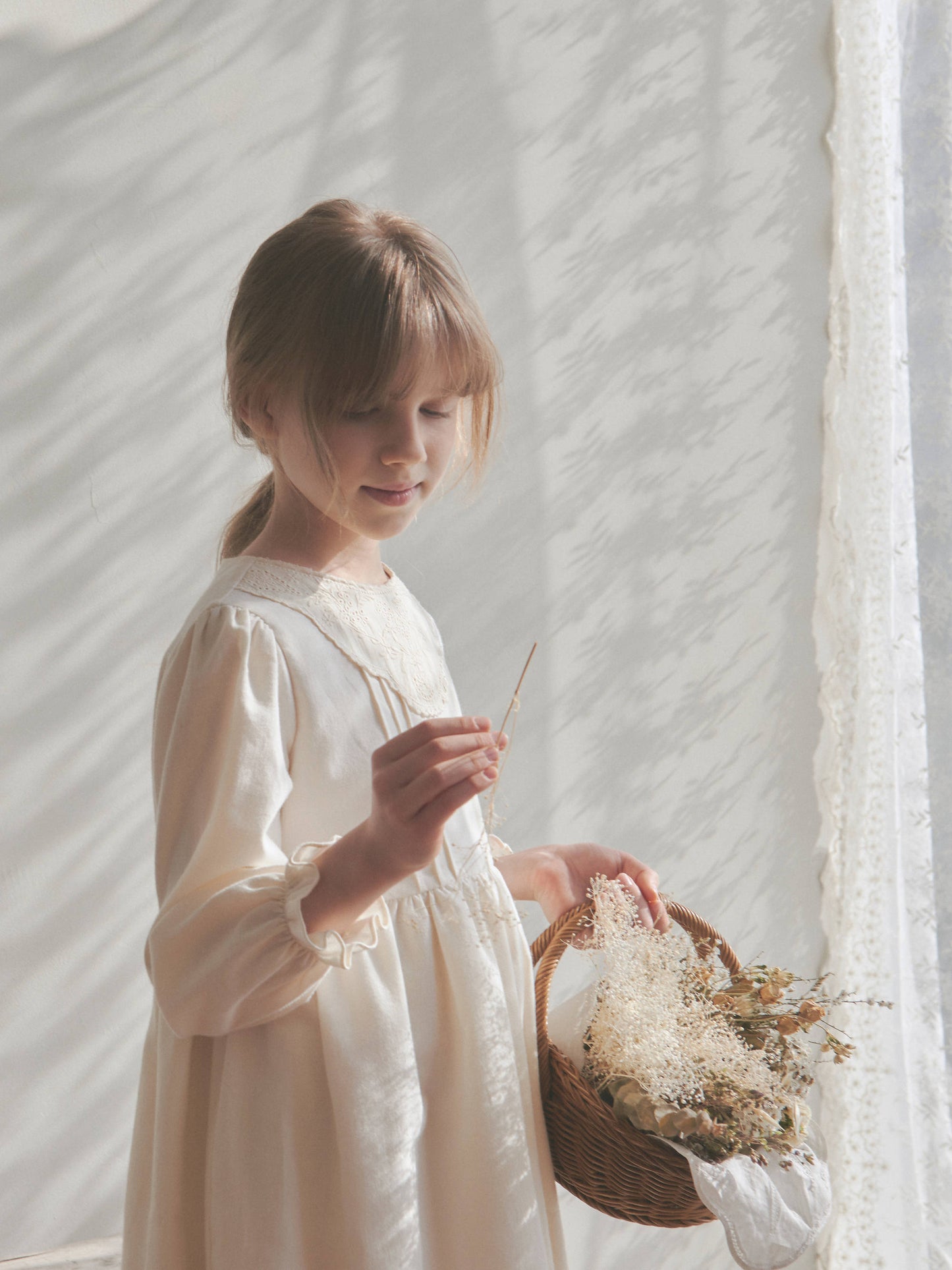 女童白色棉连衣裙