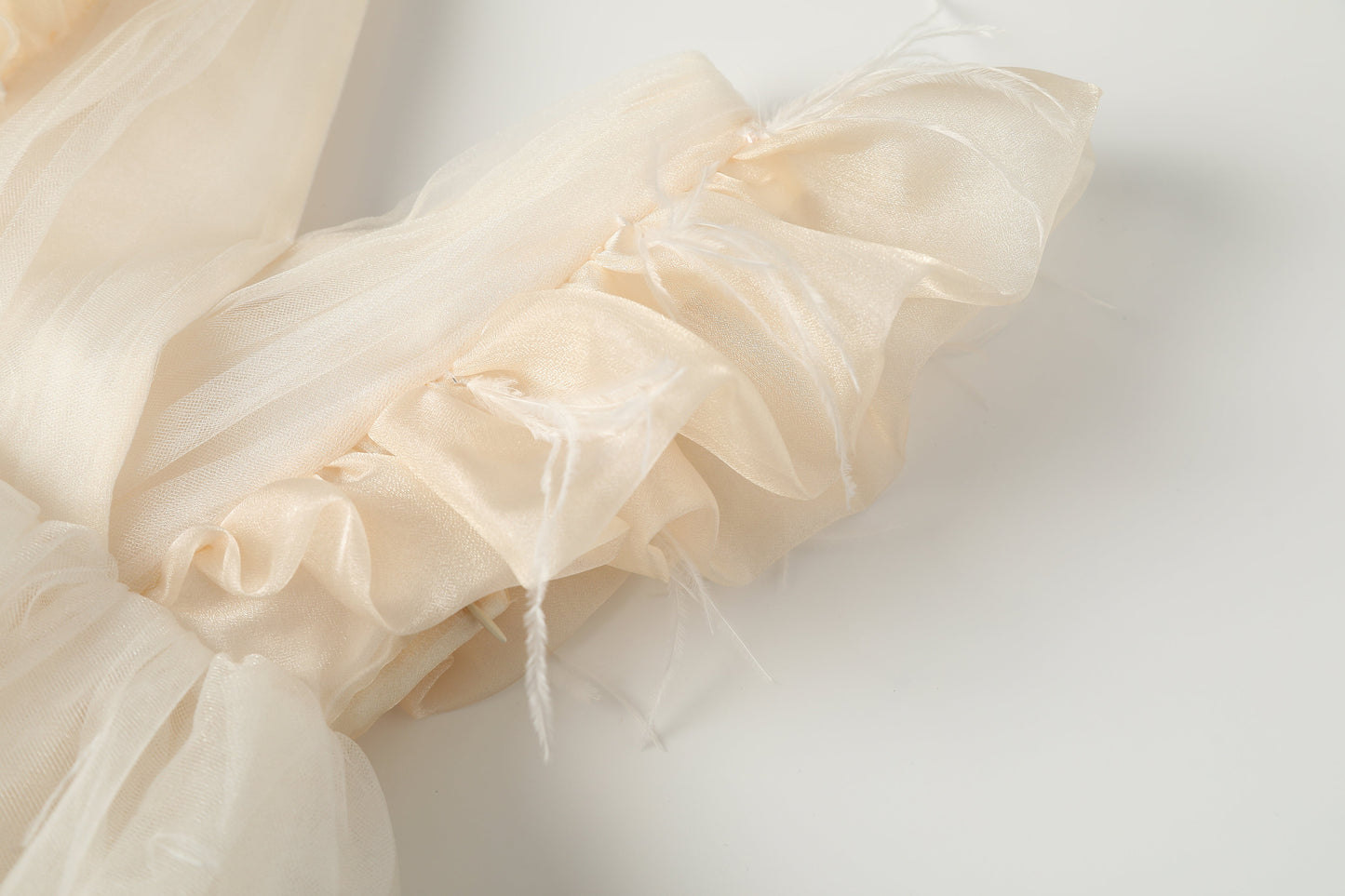 女童香槟羽毛缩褶礼服裙