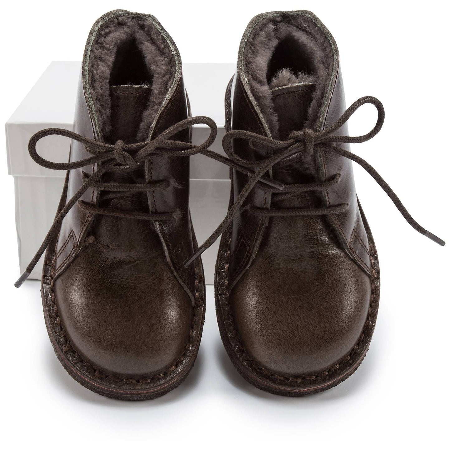 女童深棕色皮鞋