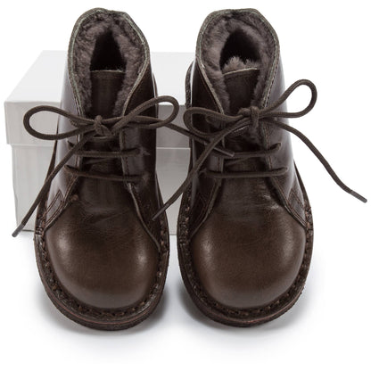 女童深棕色皮鞋