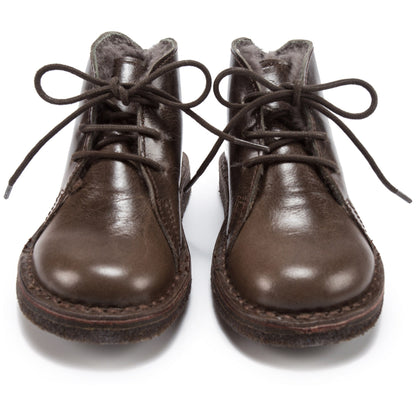 女童深棕色皮鞋
