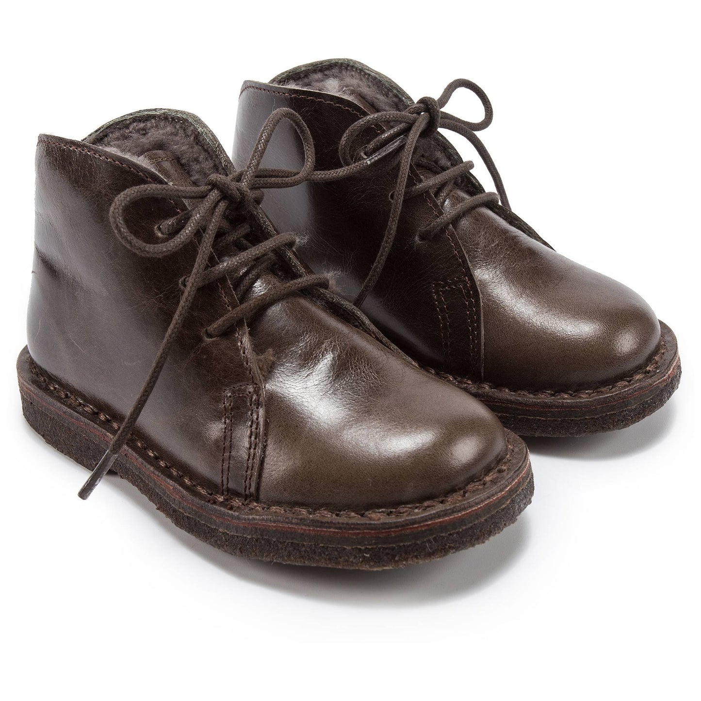 女童深棕色皮鞋