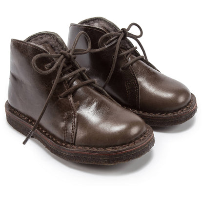 女童深棕色皮鞋