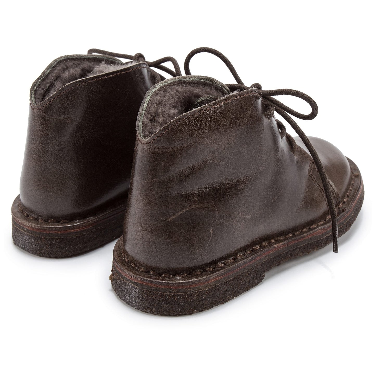 女童深棕色皮鞋