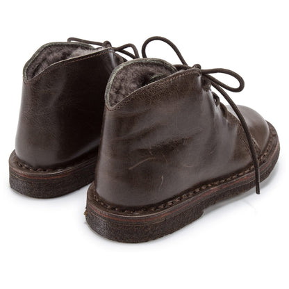 女童深棕色皮鞋