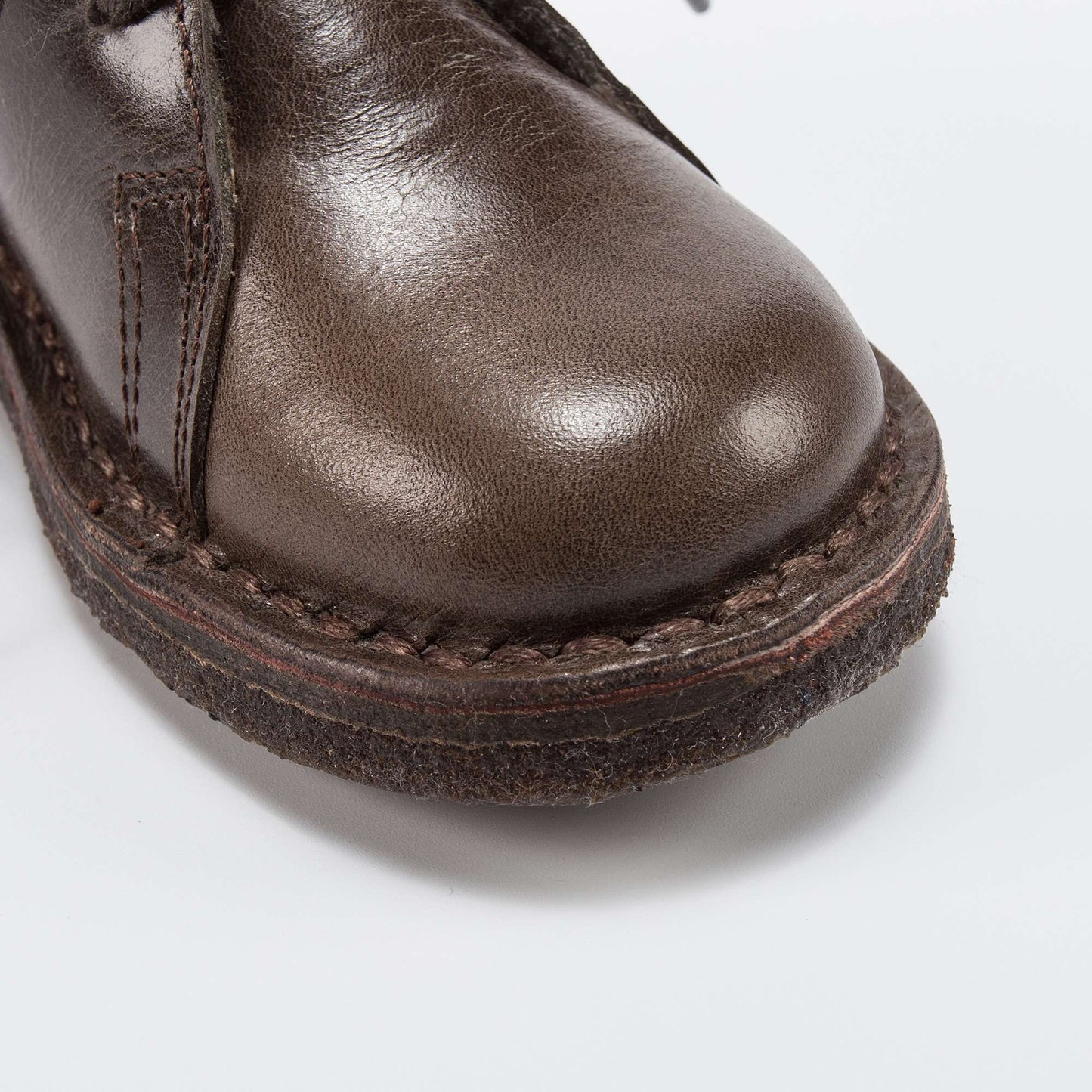 女童深棕色皮鞋