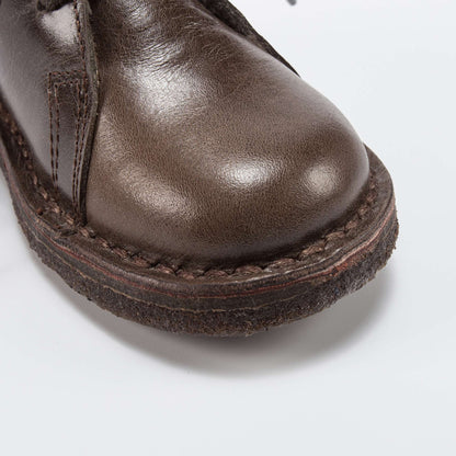 女童深棕色皮鞋