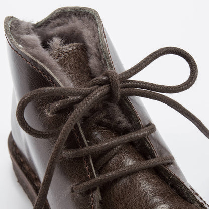 女童深棕色皮鞋