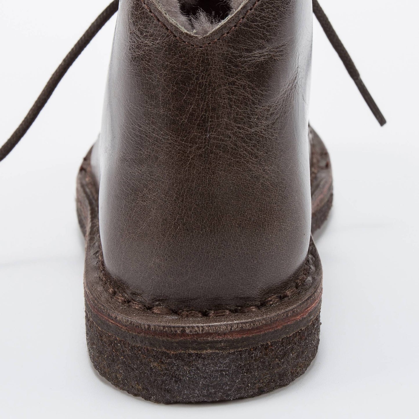 女童深棕色皮鞋