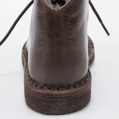 女童深棕色皮鞋