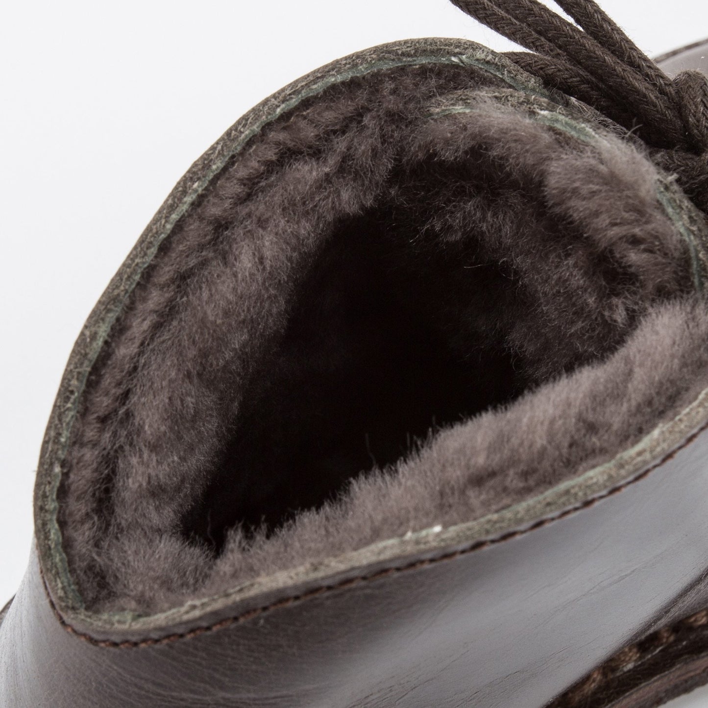 女童深棕色皮鞋