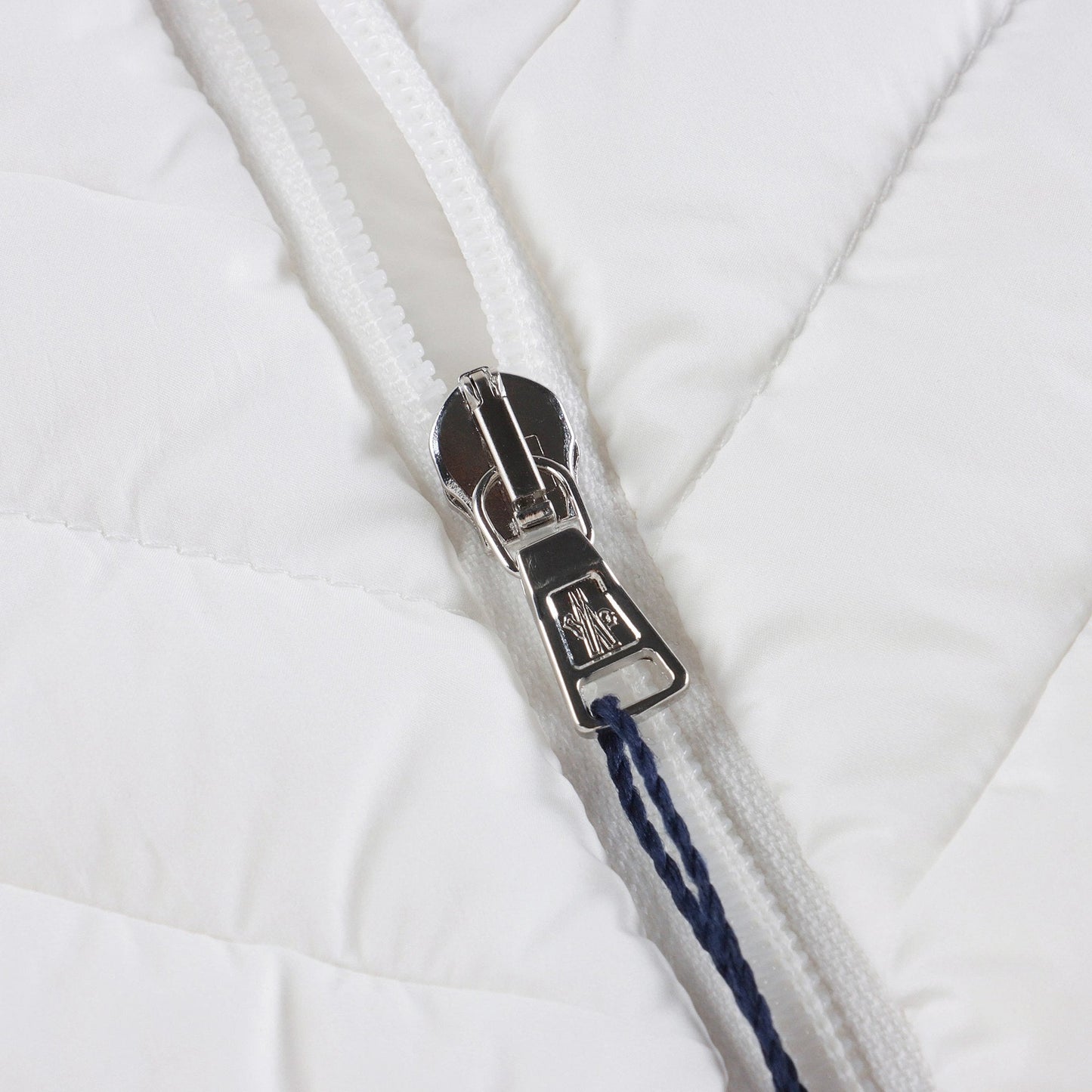 婴儿白色"BANURU"羽绒夹克