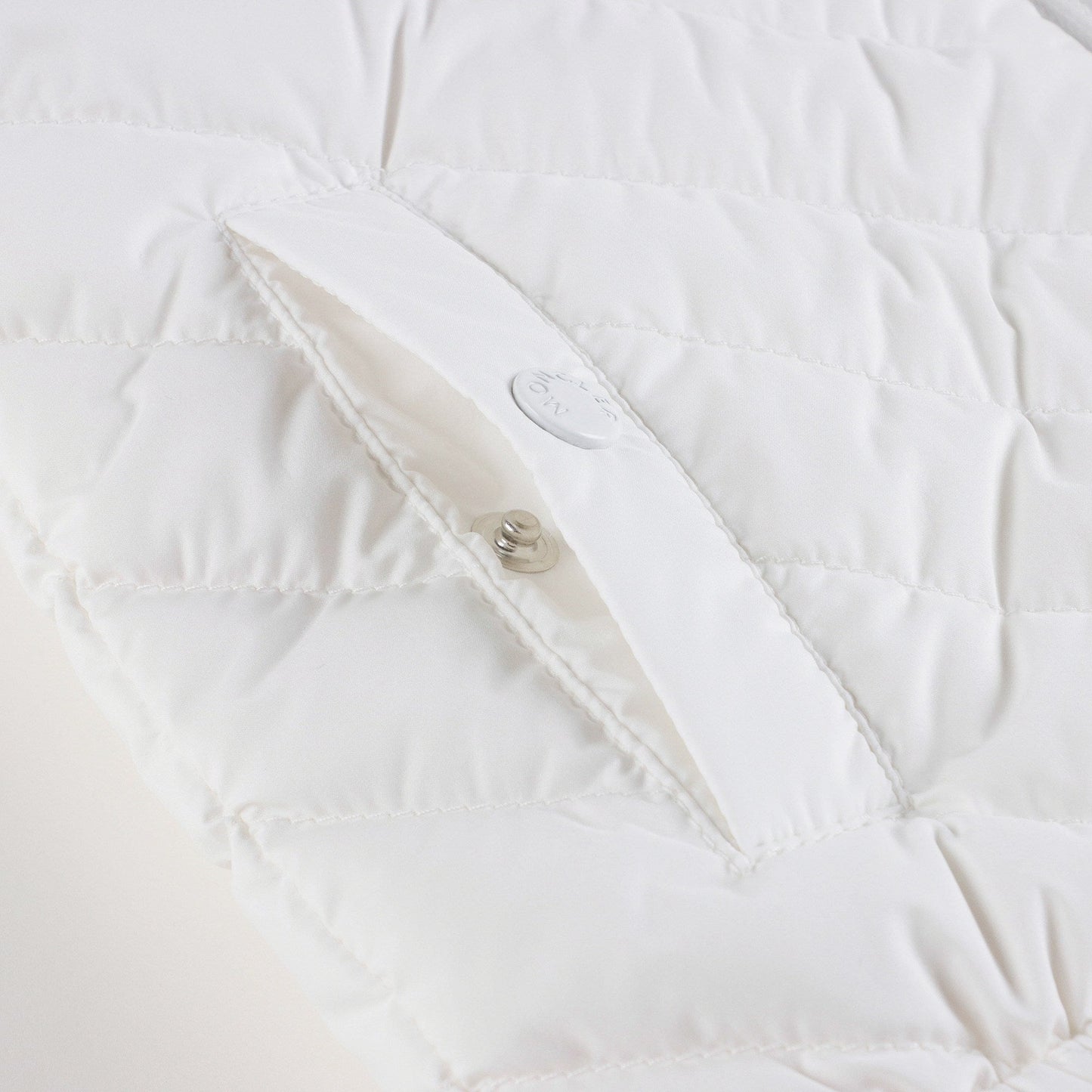 婴儿白色"BANURU"羽绒夹克