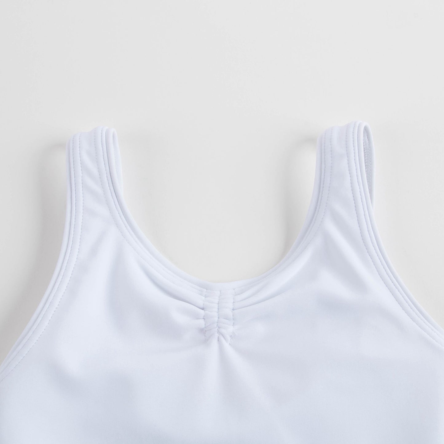 女童白色舞蹈服