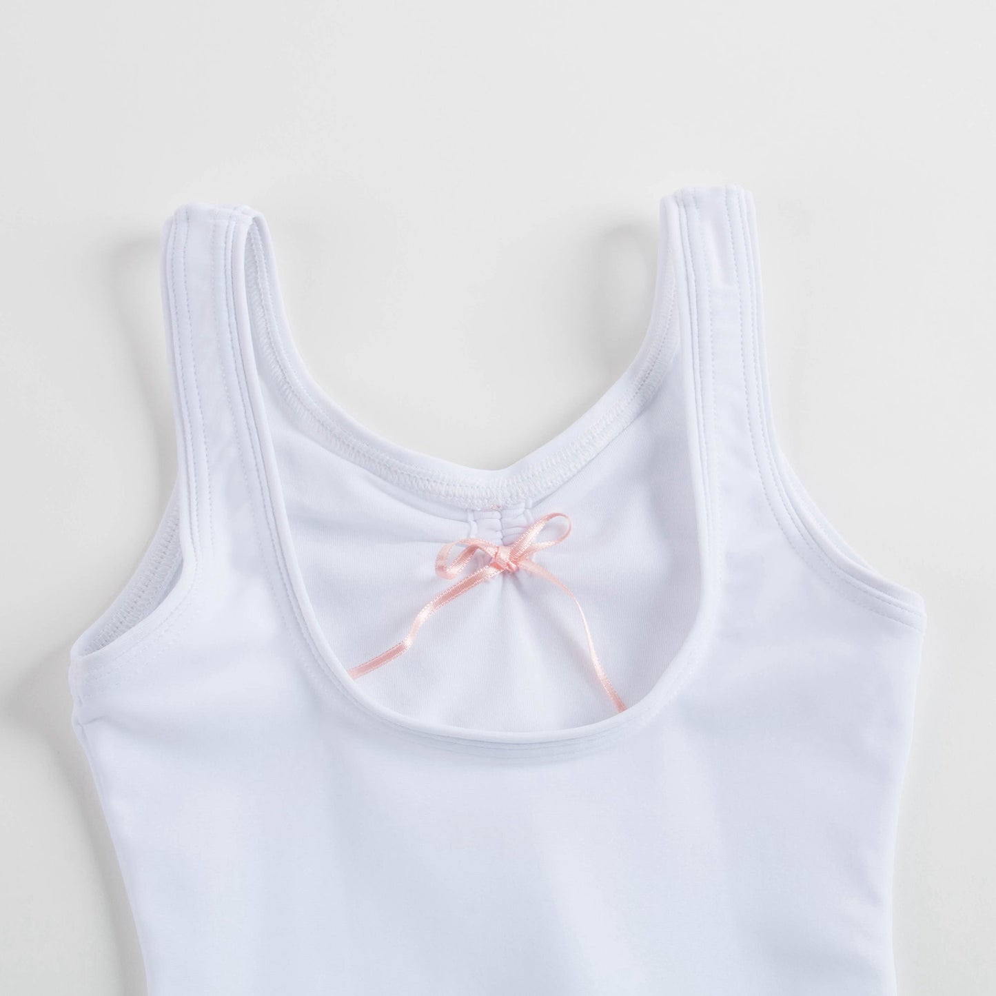 女童白色舞蹈服