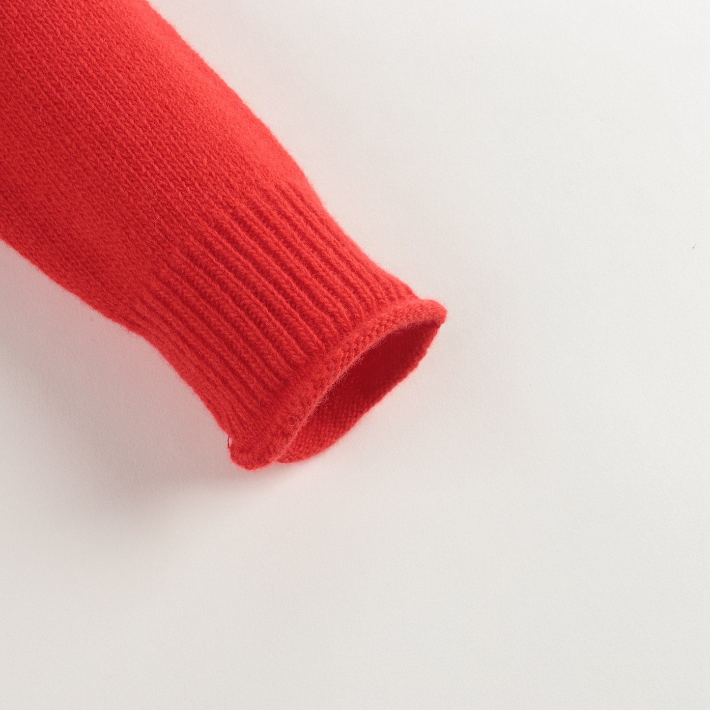 男童红色图案羊毛毛衣